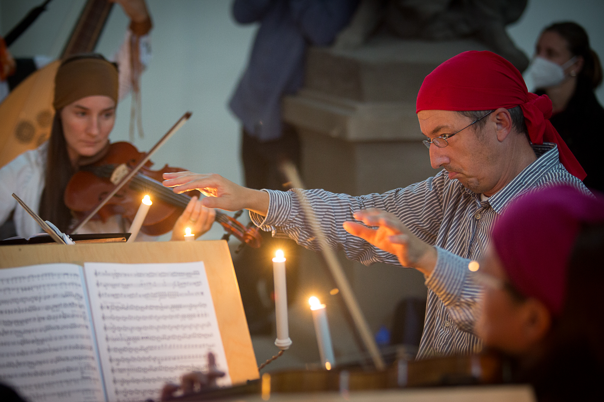 Tomáš Hanzlík diriguje operu Piráti v lapidáriu hospitálu Kuks v rámci Theatrum Kuks 2021, foto Marek Malušek.jpg (1.56 MB)